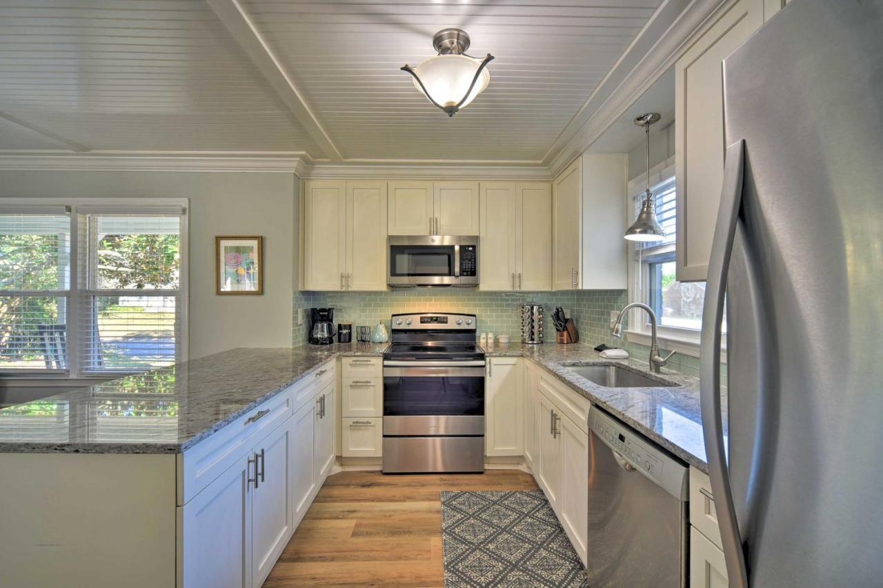 Charming House With Patio, 3 Half Mi To Beach! チャールストン エクステリア 写真